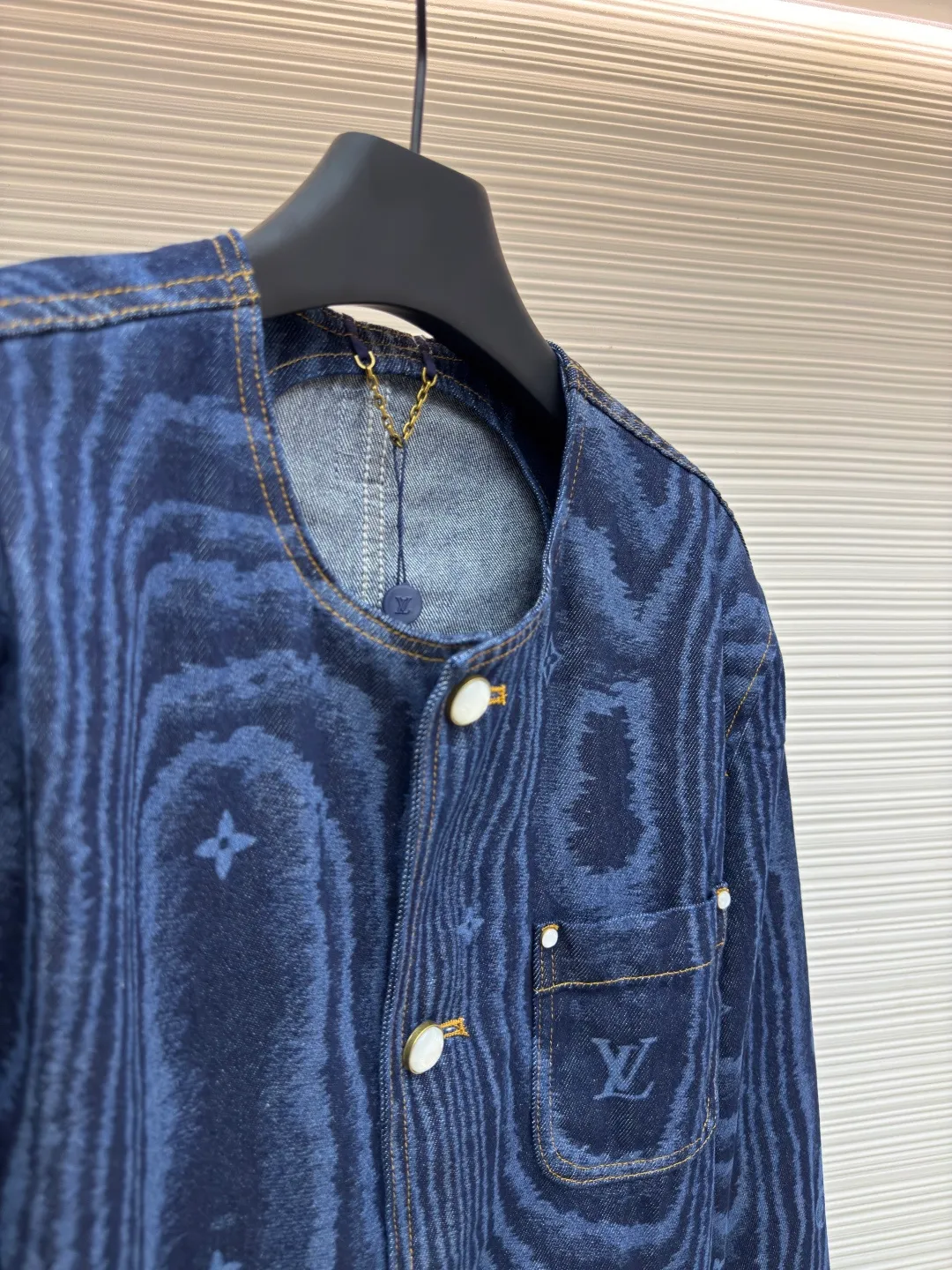 LOUISVUITTON tree pattern denim jacket ●Authentic product: Purchased and developed by 29165 ●Item number: 1680103-B85 ●Fabric: denim fabric ●Technology: printing production ●Version: fitted version ●Weight: about 910 grams ●Size: 46-48-50-52 ●Description: The upper body effect refers to the FW25 early autumn men's series collarless denim rivet full-width logo printed long-sleeved denim jacket for men in blue. This collarless jacket is paved with denim cloth with the LV Moiré pattern, and the Monogram logo is implicitly integrated into it, creating a silky texture. The Marque L.Vuitton DéPosée nubuck label rests on the back for a modern look paired with matching jeans. The overall wiring is straight and delicate, the fabric is comfortable and soft, and the color is consistent without color difference. It can be matched with the same style to create a fashionable look and control various occasions. Customized accessories, complete with three standards, same style for men and women!